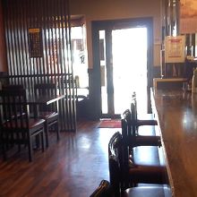 木目調の店内の様子