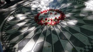 歩道に円形のモザイク