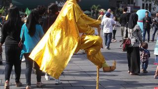 大道芸人が楽しませてくれる広場