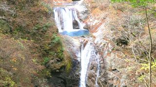 見事な紅葉と滝