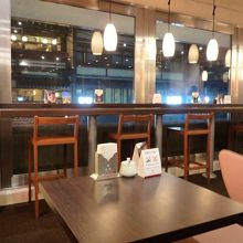 窓側にはカウンター席もあります