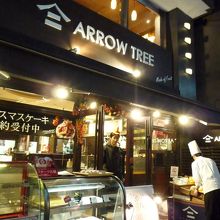 三条通り沿いにあって分かりやすい　１階は果物＆ケーキ販売