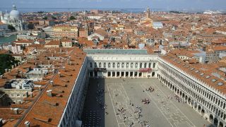 サン・マルコ広場を取り囲んでいる回廊