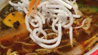 スープはサラサラ，深いコク