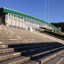 階段の上にお店があります。