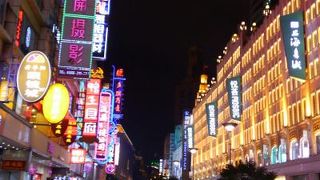 ネオン輝く目抜き通り