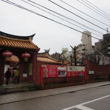大通りから１本入った通り沿いにひときわ目立つ赤い寺院が…
