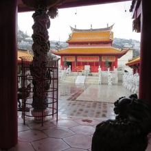 正面に見えるのが「大成殿」