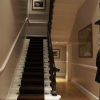 玄関はいると落ち着いた階段。