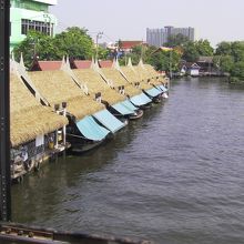この屋根の下で食事が楽しめます