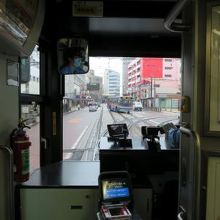 車内の様子?運転席のすぐ後ろからの景色