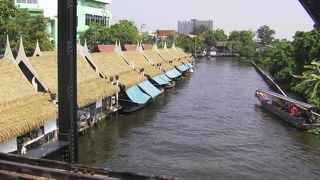 地元の人でにぎわうタリンチャン水上マーケット
