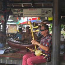 古典的な演奏をしています