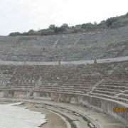 古代におけるもっとも大きい劇場建築物です。２万４千人収容です。