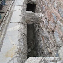 この溝に水を流して水洗でした。