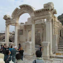 ハドリアヌス神殿。