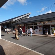 駐車場が高速のちょっとしたSA風