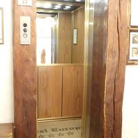 エレベーターも木調仕様