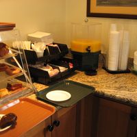 フロントの建物に簡単な朝食が用意される