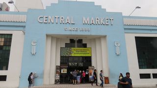 とにかく何でもそろっています。清潔なマーケットで、駅からも近く、覗いてみる価値があります。