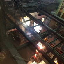 店内からハモニカを見下ろして