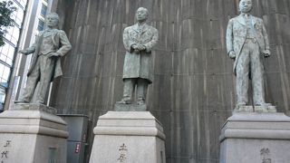 五代友厚の像もあります。