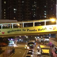 地下鉄まで行く通路には、たれ幕