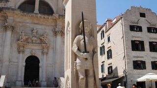 ルジャ広場に立つ、商取引の物差しにも利用された自由と独立の象徴。