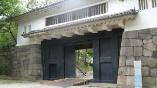 上部に櫓を乗せた立派な門