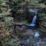 キャンプ場近くの滝