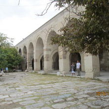 右側はラクダを繋いだ所。