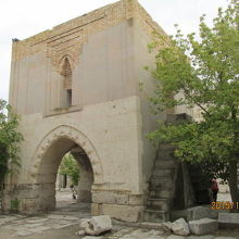 真中のモスク。