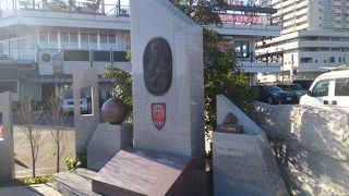 関門海峡を望む場所に建つ立派な碑