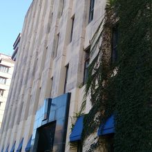 こちらのビルの１階にあります