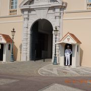 モナコ大公宮殿前で毎日１１：１５から３０分間衛兵交賛