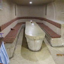 壁もテーブルも椅子も石で出来ています