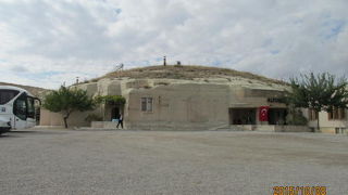 壁もテーブルも椅子も石で出来ています。