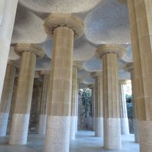 柱が立ち並ぶ広場