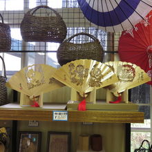 竹でできている飾り扇子です。飾る場所が有れば欲しいのですが。