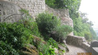 高い山に作られた城壁が見事な城塞です。