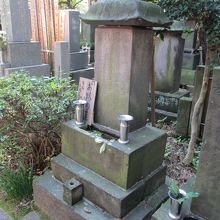 路女の墓