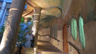 今も人が住むガウディ建築