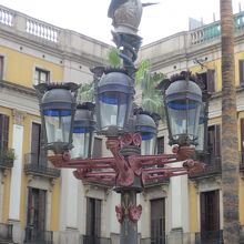 この街灯、ガウディの作らしいです
