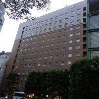 部屋数740で、正面に素敵な公園あり