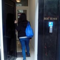 通りに面した入り口のドアを開けたところ