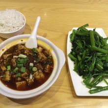 麻婆豆腐と空芯菜