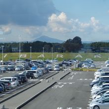遠くに見えるのは筑波山
