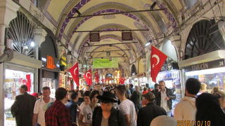 広さ30,700平方メートルで、66の街路、4000の店舗があります。