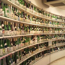 日本の酒情報館の中には数多くの日本酒が展示されています。