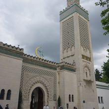 モスクの入口とミナレット